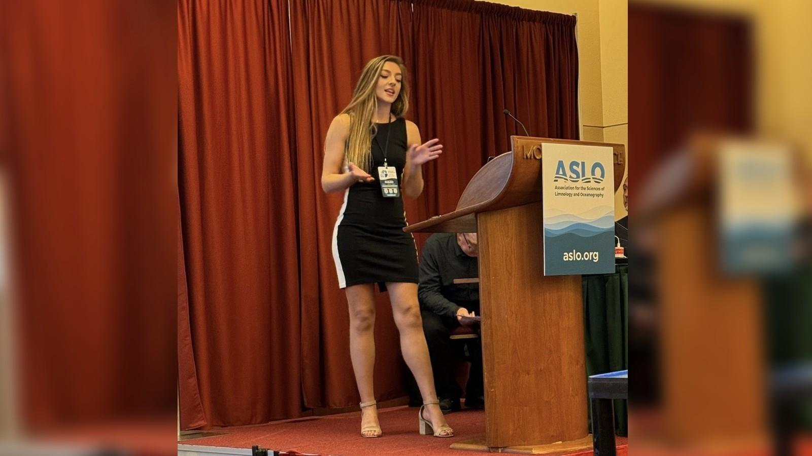 Morgan Shaw giving her talk at ASLO 2024