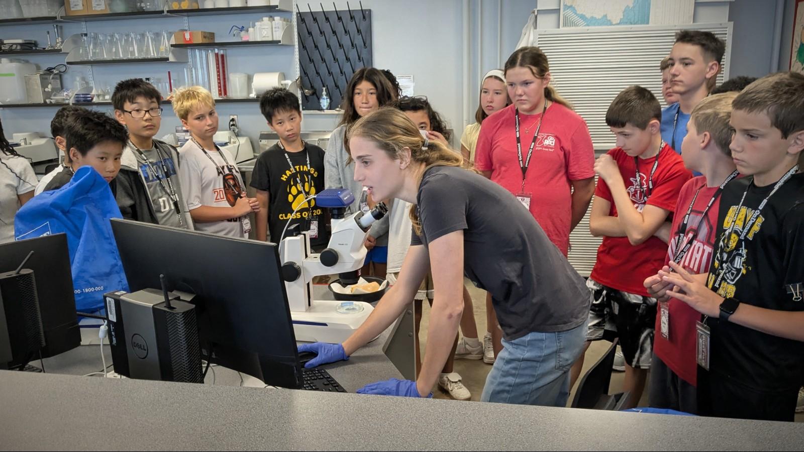 Alexa Howard talking to students in the lab